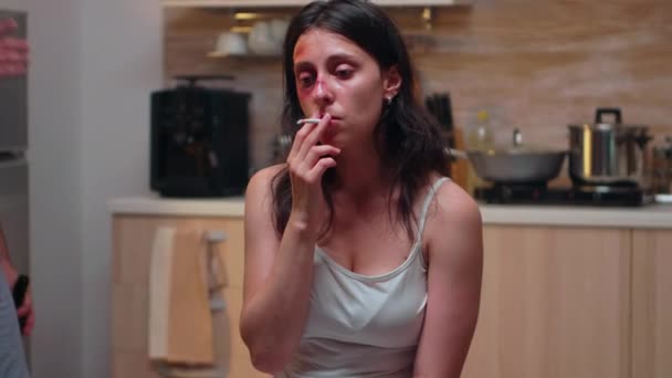 Πορτρέτο κακοποιημένης συζύγου καπνίσματος - Πλάνα, βίντεο