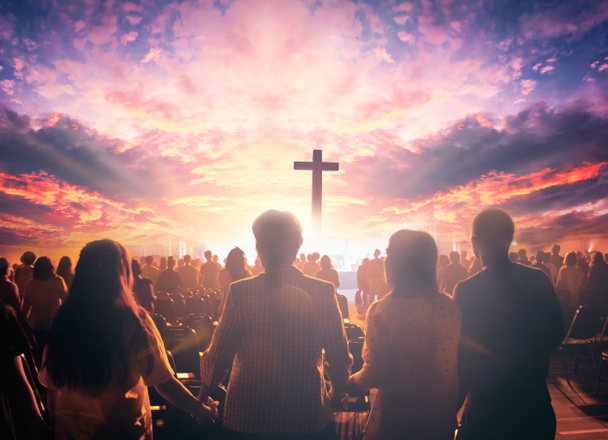 Koncept uctívání: křesťané ruku v ruce kříž na duchovní obloze pozadí - Fotografie, Obrázek