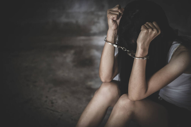 Het slachtoffer was geboeid opgesloten. Vrouwen geweld. Mensenhandel.  - Foto, afbeelding
