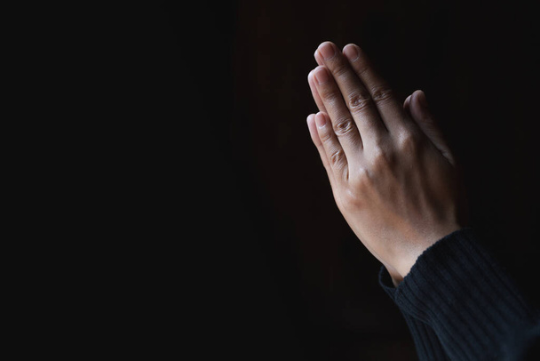  Karanlık arka planda dine ve Tanrı 'ya inançla dua eden eller. Saygı göster. Namaste veya Namaskar el hareketi. - Fotoğraf, Görsel