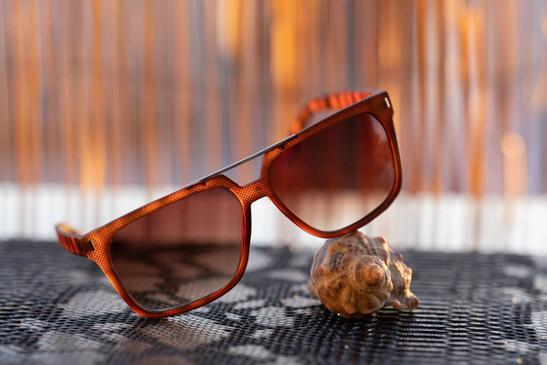 Классические солнцезащитные очки модели снимать в солнечный день крупным планом. Селективный фокус - Фото, изображение