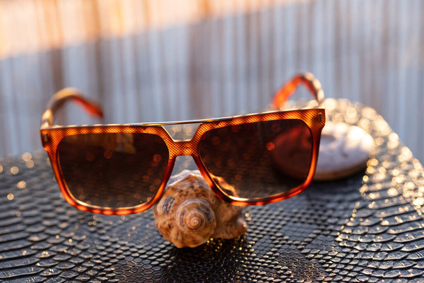 Klassieke zonnebril model shoot in een zonnige dag close-up. Selectieve focus - Foto, afbeelding