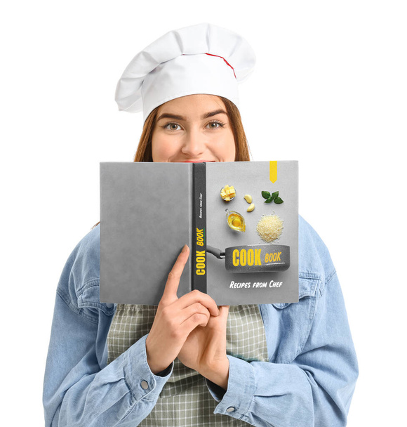jonge vrouw met kok boek op witte achtergrond - Foto, afbeelding