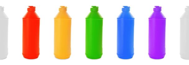 Värikkäitä pulloja pesuaineita valkoisella pohjalla - Valokuva, kuva