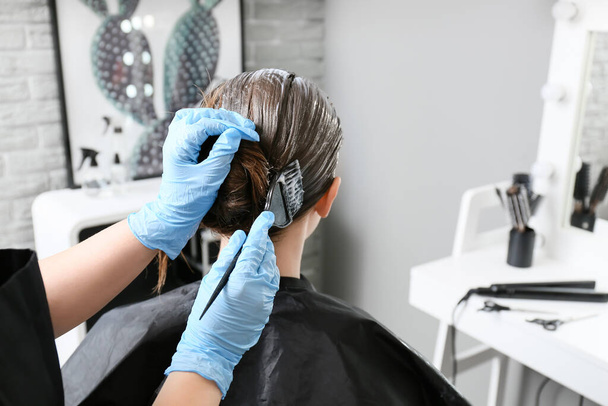 Peluquería femenina teñir el cabello de la hermosa mujer joven en el salón - Foto, Imagen