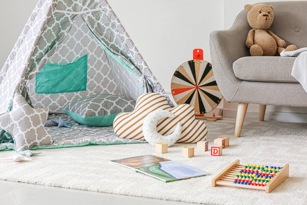 A modern gyermekszoba belseje játszósátorral és játékokkal - Fotó, kép