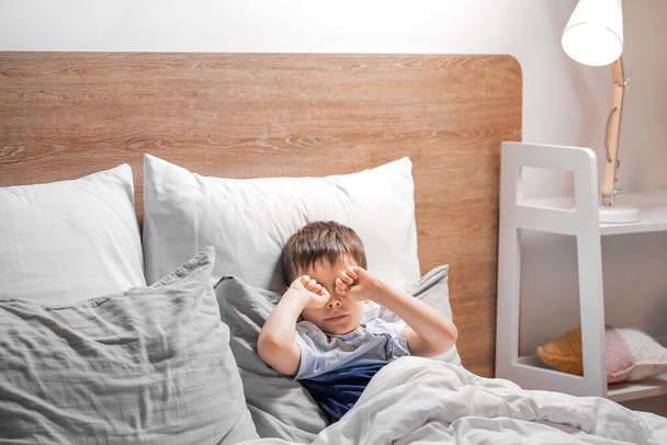 Мальчик страдает расстройством сна в спальне - Фото, изображение