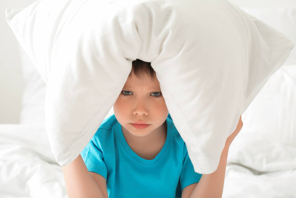 Niño pequeño que sufre de trastorno del sueño en el dormitorio - Foto, Imagen