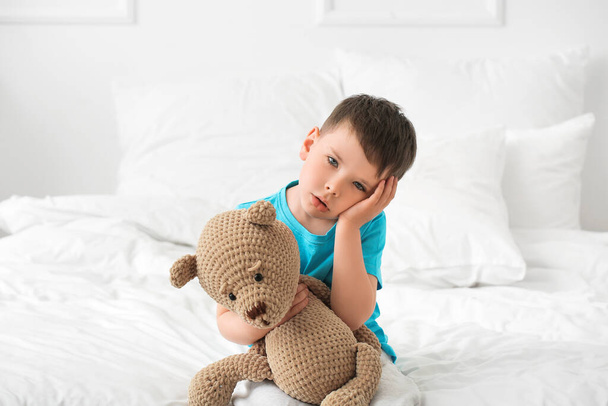 Kleine jongen die lijdt aan slaapstoornis in slaapkamer - Foto, afbeelding