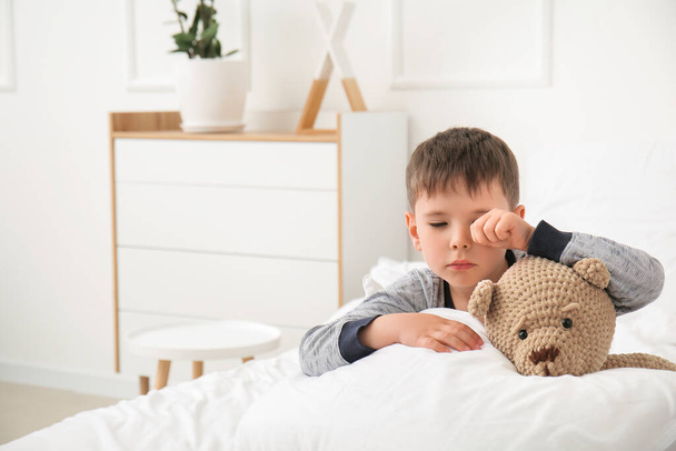 Alvászavarban szenvedő kisfiú a hálószobában - Fotó, kép