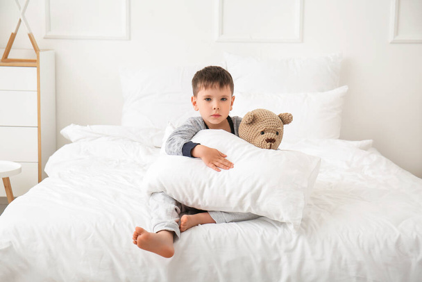 Μικρό αγόρι που πάσχει από διαταραχή ύπνου στο υπνοδωμάτιο - Φωτογραφία, εικόνα