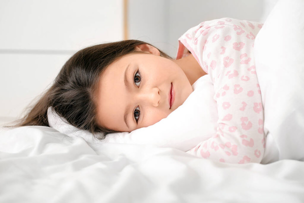 Μικρό κορίτσι που πάσχει από διαταραχή ύπνου στο υπνοδωμάτιο - Φωτογραφία, εικόνα
