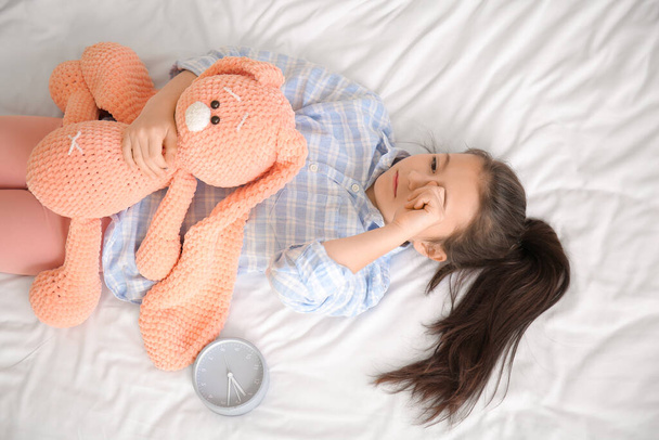 Κοριτσάκι που πάσχει από διαταραχή ύπνου με παιχνίδι στην κρεβατοκάμαρα - Φωτογραφία, εικόνα