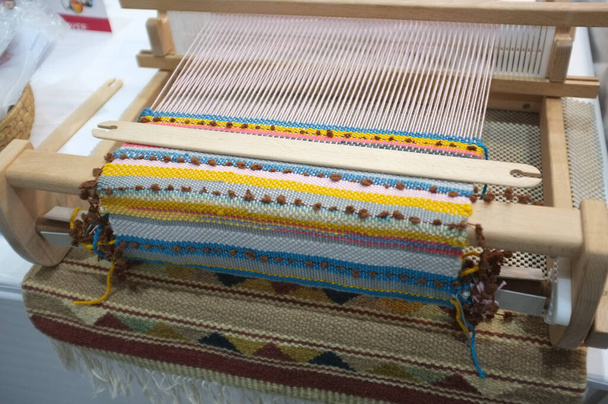 Tessitura in cotone di seta sul telaio manuale in legno - Foto, immagini