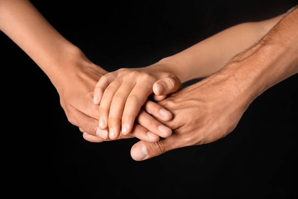 Ręce rodziny na ciemnym tle - Zdjęcie, obraz