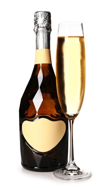 Botella y copa de champán sobre fondo blanco - Foto, Imagen