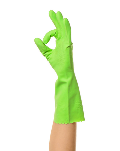 Χέρι σε λαστιχένιο γάντι που δείχνει OK σε λευκό φόντο - Φωτογραφία, εικόνα