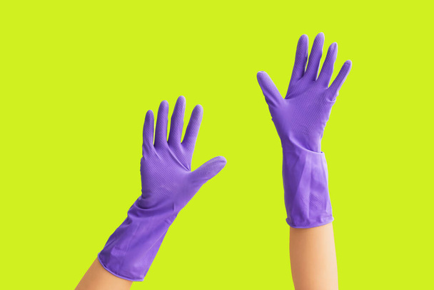 Ruce v gumové rukavice na barevném pozadí - Fotografie, Obrázek