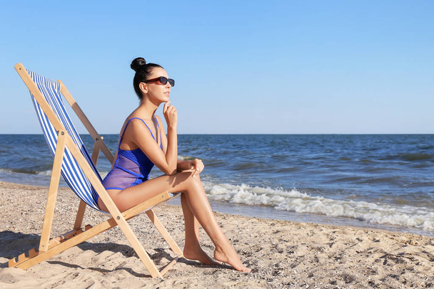Hermosa mujer joven en traje de baño en la playa de mar - Foto, Imagen