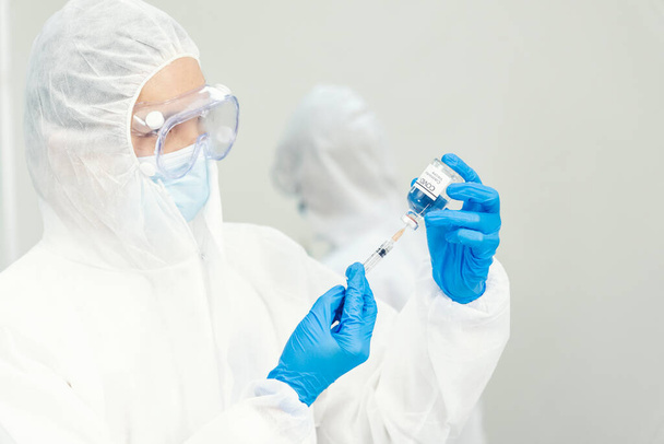 Scientist covid-19 esperimento di ricerca chimica virus biotech laboratorio campione di anticorpi coltivare vaccino contro il virus. Gli scienziati guardano al microscopio, la provetta scientifica analizza il laboratorio di chimica - Foto, immagini