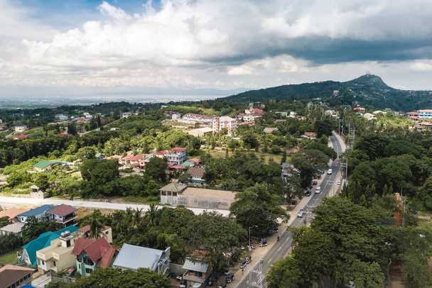 Antenne von Wohnhäusern in Tagaytay mit dem Volkspark im Hintergrund und dem Lagunensee am Horizont. - Foto, Bild