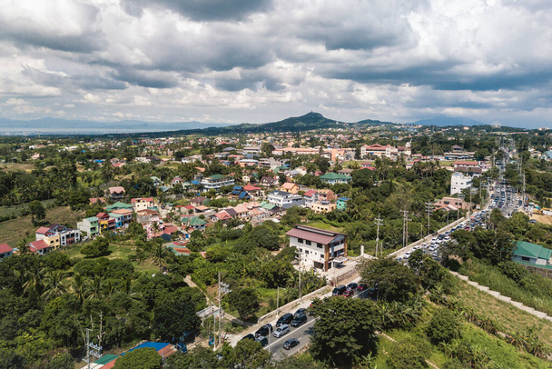 Antenne von Wohnhäusern in Tagaytay mit dem Volkspark im Hintergrund und dem Lagunensee am Horizont. - Foto, Bild