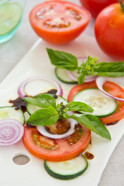 insalata di pomodoro e basilico - Foto, immagini