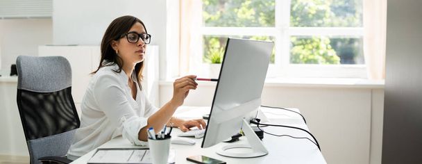 Business Executive Woman Working On Corporate Computer - Foto, Imagem