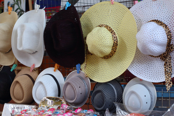 Chapéus à venda em Damnoen Saduak Floating Market - Tailândia
. - Foto, Imagem
