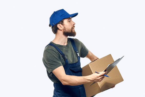Homem no trabalho caixa uniforme entrega carregador courier luz fundo - Foto, Imagem