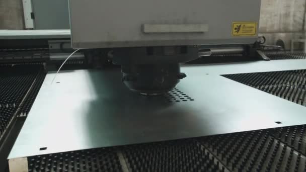 Автоматична машина для штампування та стрижки з ЧПУ, що працює з листовим металом на заводі, заводі. Металообробка, промислове обладнання, технології, механічна обробка, концепція виробництва
 - Кадри, відео