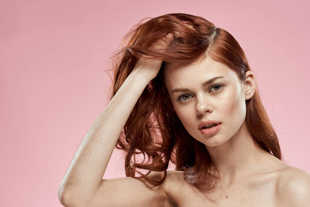 Mujer bonita con pelo largo y hermoso peinado glamour hombros desnudos fondo rosa - Foto, Imagen