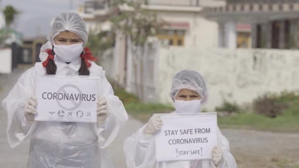 COVID-19 Coronavirus Virus mortale: Bambini che indossano maschera, guanti e abiti protettivi in uniforme scolastica per la sicurezza contro COVID-19 Coronavirus. Apple ProRes 422.Bambini che diffondono la consapevolezza - Filmati, video