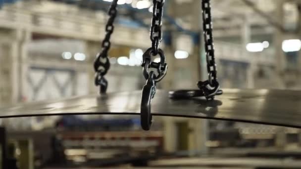 Une chaîne industrielle avec des crochets sur le métal de levage d'extrémité - Séquence, vidéo