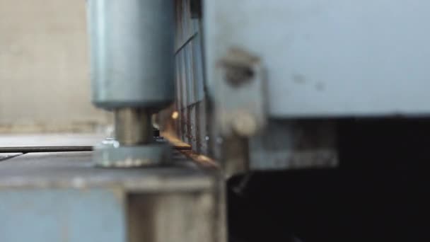 CLose up člověka, který pracuje s plechem na CNC hydraulické lisovací brzdě a řezání kovu - Záběry, video