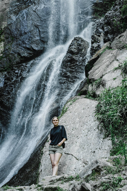 Nuori nainen taustalla vuoren vesiputous poninhäntä  - Valokuva, kuva