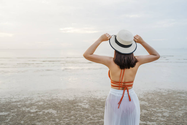 cheerful woman in bikini standing at the sea beach - Foto, immagini