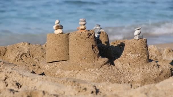 Sabbia e torri illuminate dal sole sulla spiaggia degli oceani vacanze estive - Filmati, video