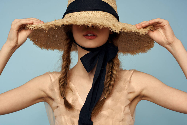 Nő kalap és ruha érzelmek varázsa fény szövet öröm - Fotó, kép
