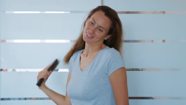 Femme brossant les cheveux avec une brosse à cheveux, s'inquiétant de la perte de cheveux excrétion ou mauvais état. Perte de cheveux femme bouleversée. - Séquence, vidéo