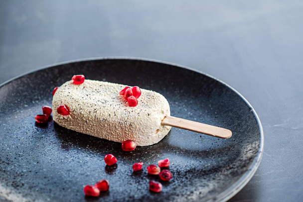ice cream with pomegranate and white chocolate - Φωτογραφία, εικόνα