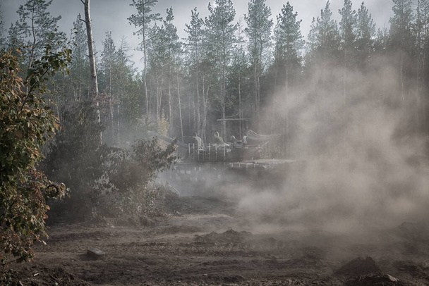πραγματική panzer μάχη στο Donbass - ανατολική Ουκρανία οδηγεί γρήγορα σε ένα κωνοφόρο δάσος - Φωτογραφία, εικόνα