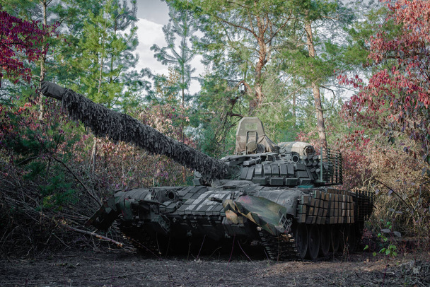 秋の森のソ連のパンザーT-64 - 写真・画像
