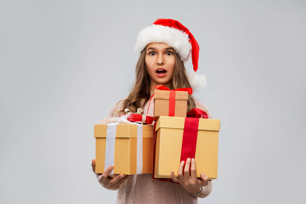 teenage girl in santa hat with christmas gift - Foto, Imagen