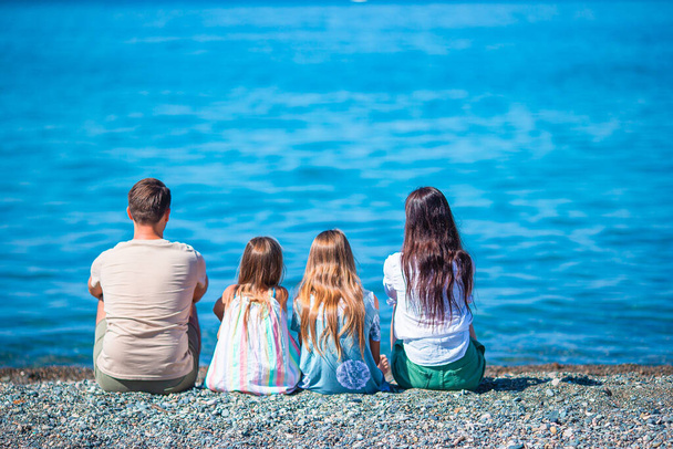 Молодая семья в отпуске веселится - Фото, изображение