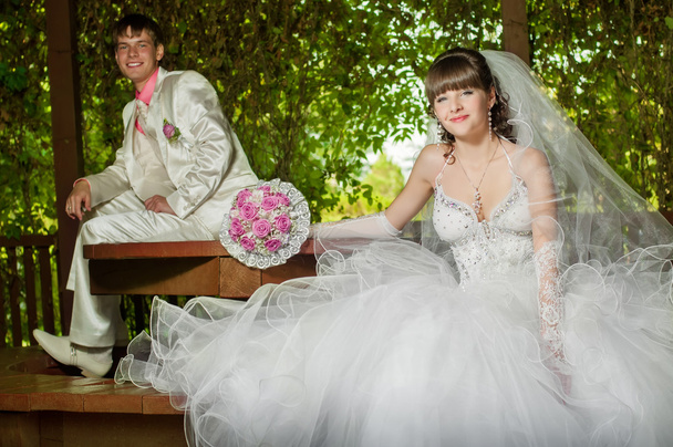όμορφη νύφη και γαμπρός περιποιημένο - Φωτογραφία, εικόνα
