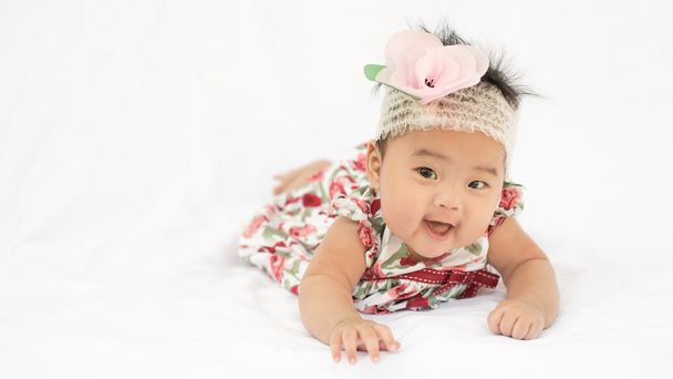 Bonito bebê sorridente menina com rosa headband
 - Foto, Imagem