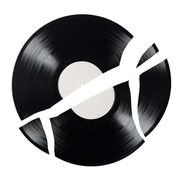 Gros plan d'un disque vinyle LP noir fissuré de 12 pouces isolé sur fond blanc. - Photo, image