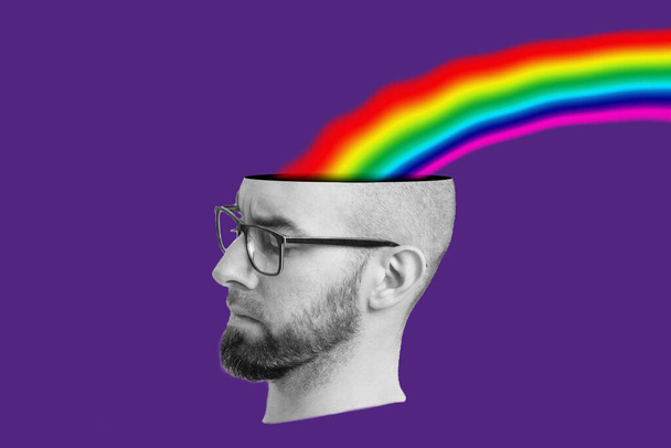 現代美術のコラージュ。情報コンテンツの概念。眼鏡をかけた男の頭と虹の流れが向けられているひげ。紫の背景. - 写真・画像