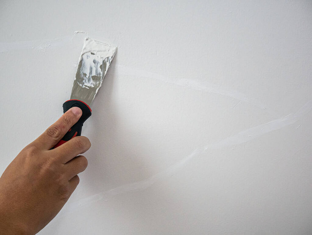 Plasterer mão reparação rachadura parede branca - Foto, Imagem